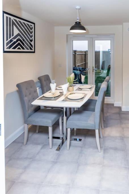 Cozy 3 Bed Sasha House In Beeston Holiday home *